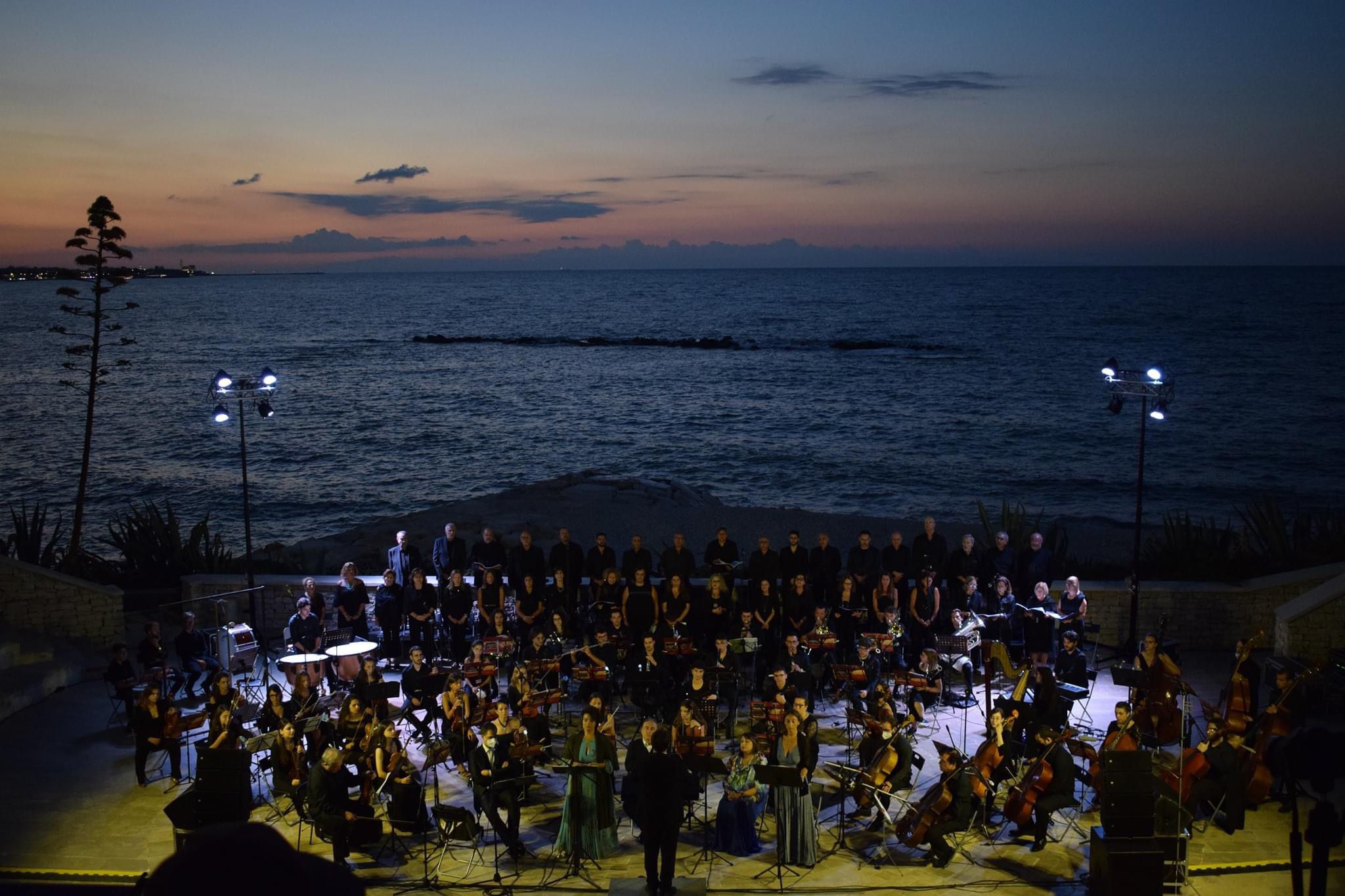 Pinuccio e l’Orchestra della Provincia Bat omaggiano Mozart: spettacolo suggestivo al Teatro Mediterraneo di Bisceglie